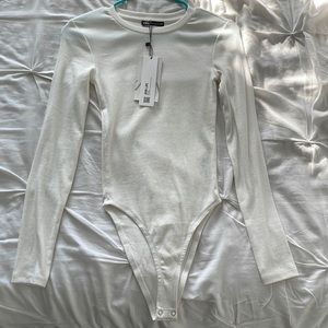 BRAND NEW WITH TAGS! ZARA WHITE RIBBED LONG SLEEVE BODYSUIT. SIZE S.